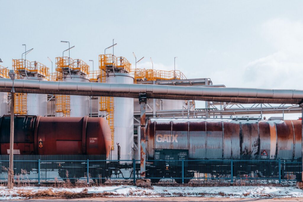 Rail tank cars and refinery tanks distributing EN 15751 compliant FAME diesel blends